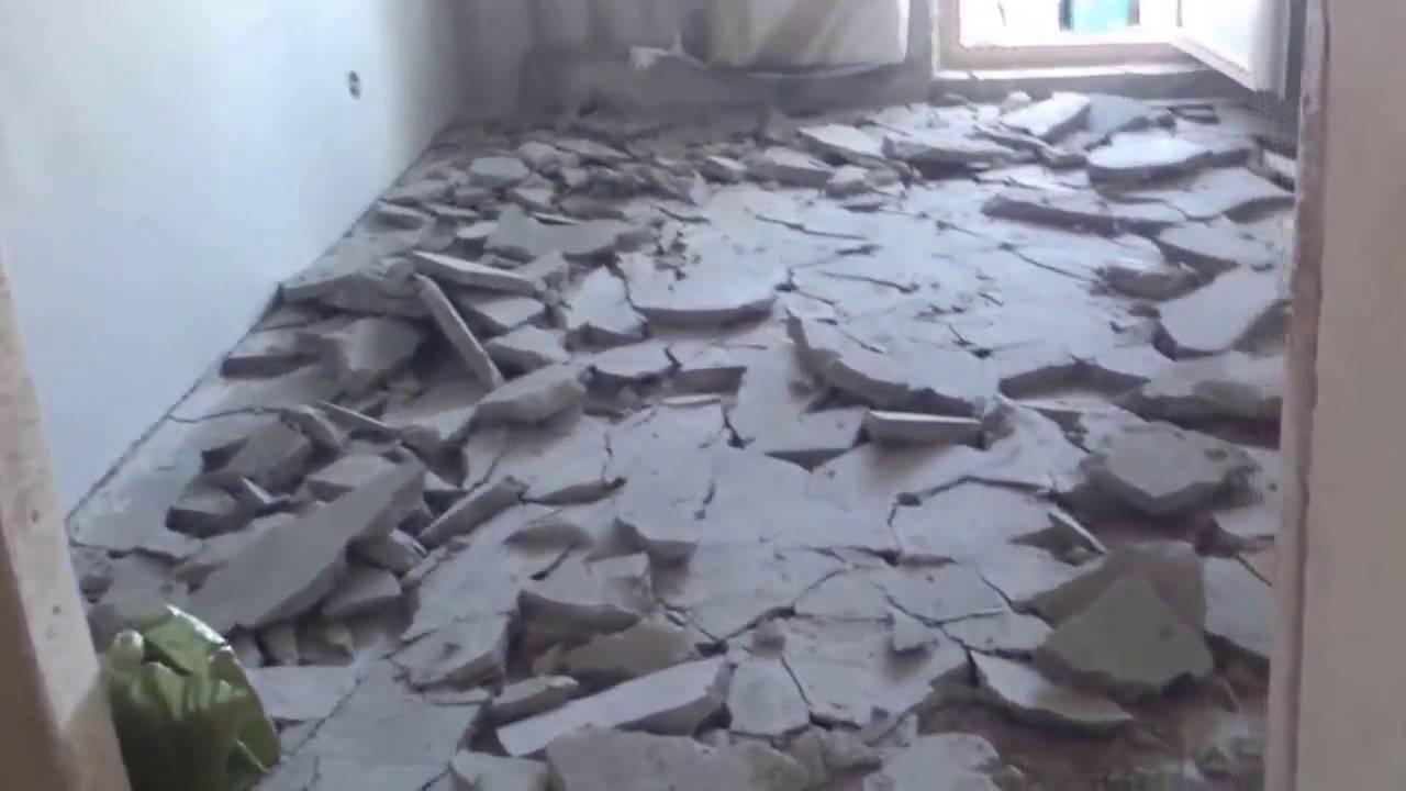 Демонтаж старой стяжки пола в квартире - бетонная и цементно-песчаная
