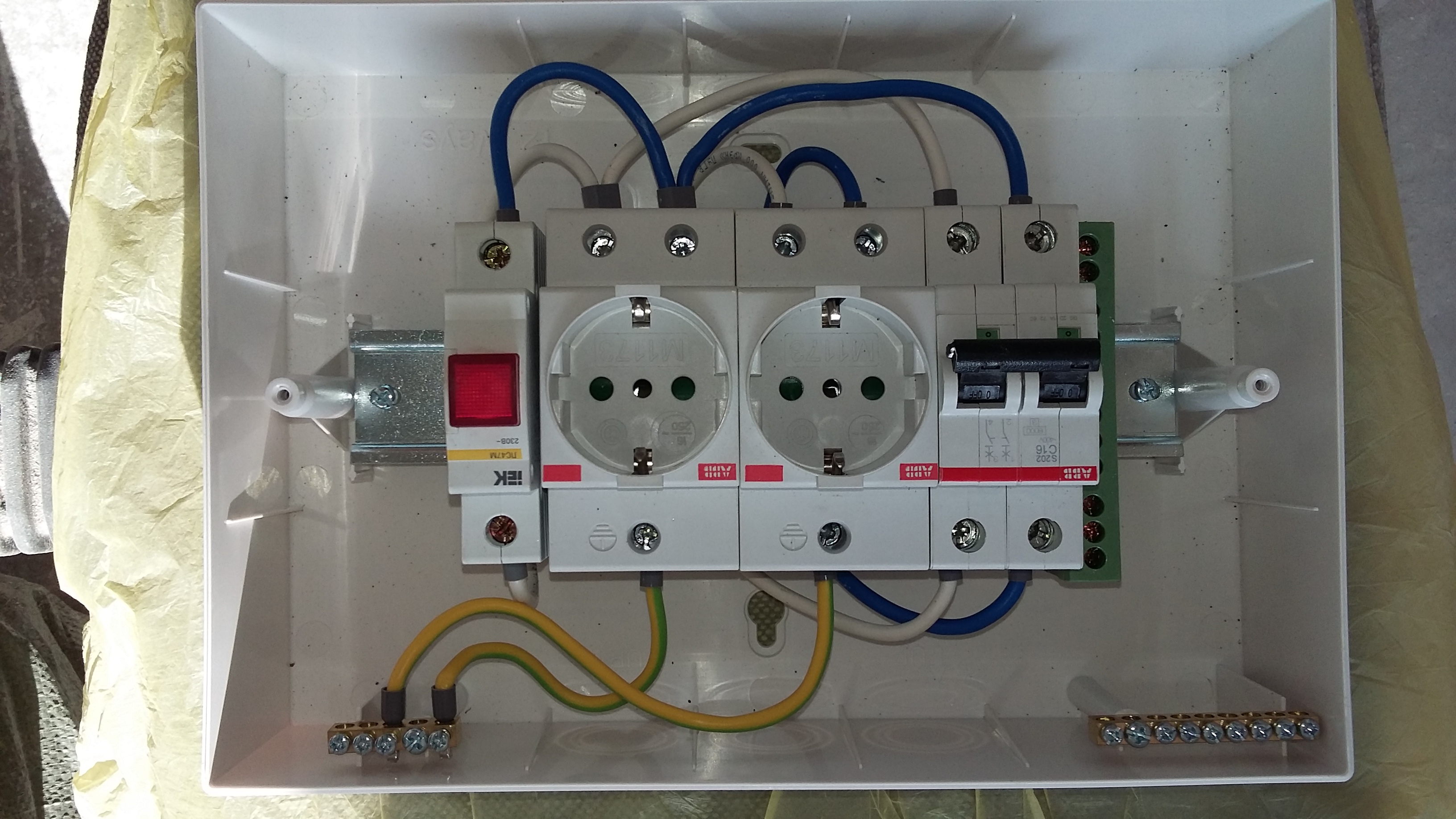 Автоматический выключатель для розетки 220в. Контактор EKF Basic 25а 220в в щитке электрическом.