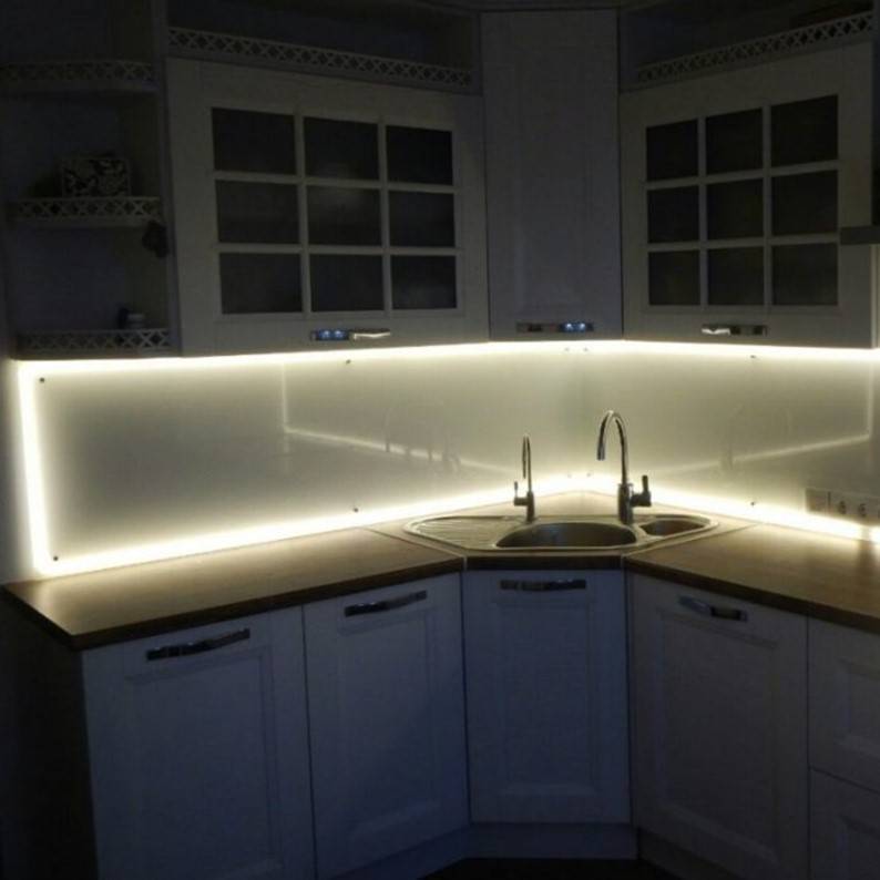 Как сделать светодиодную подсветку рабочей зоны на кухне под шкафы
как сделать светодиодную подсветку рабочей зоны на кухне под шкафы