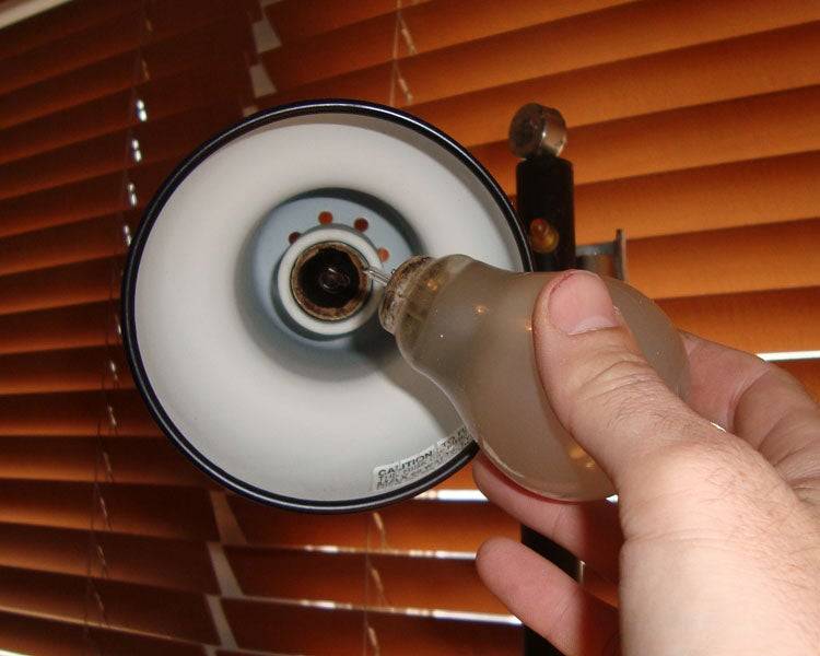 Как выкрутить лопнувшую лампочку из патрона: три способа