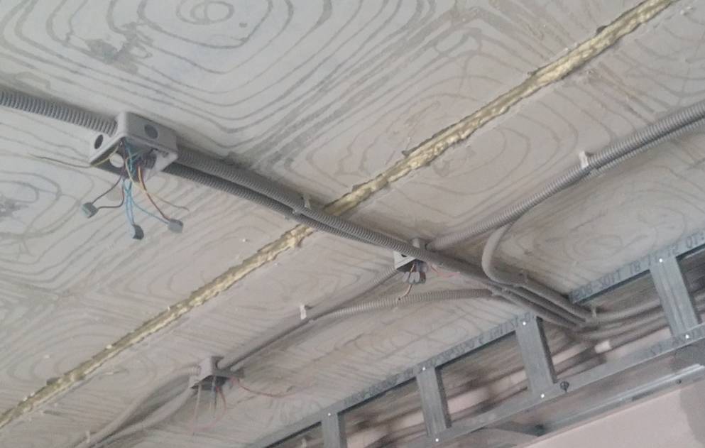 Гофра под потолком. Прокладка кабеля RJ-45 потолок. Электрика для подвесного потолка. Укладка проводов. Проводка под натяжным потолком.
