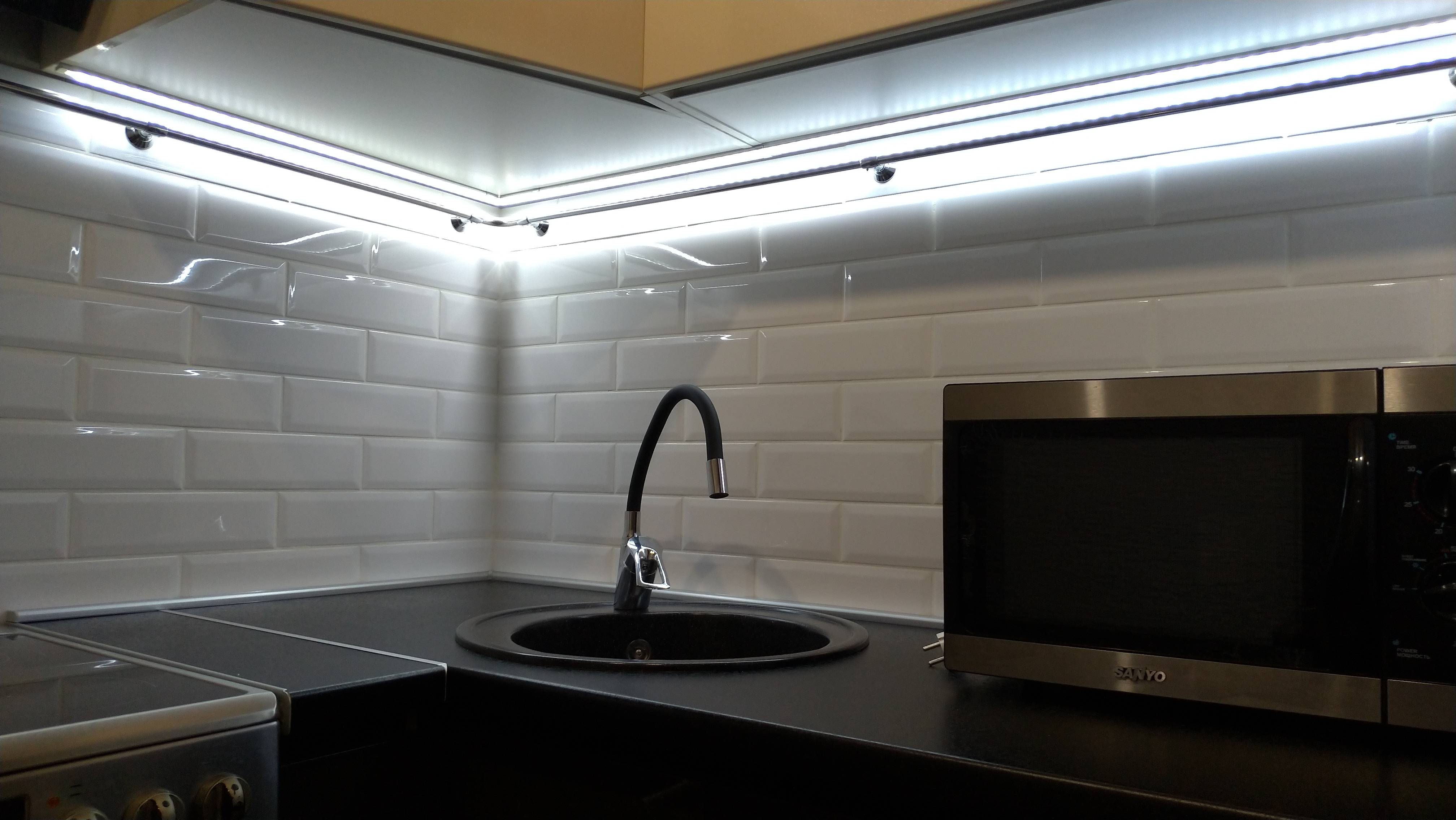 Светодиодная подсветка под шкафы: установка освещения для рабочей зоны кухни
