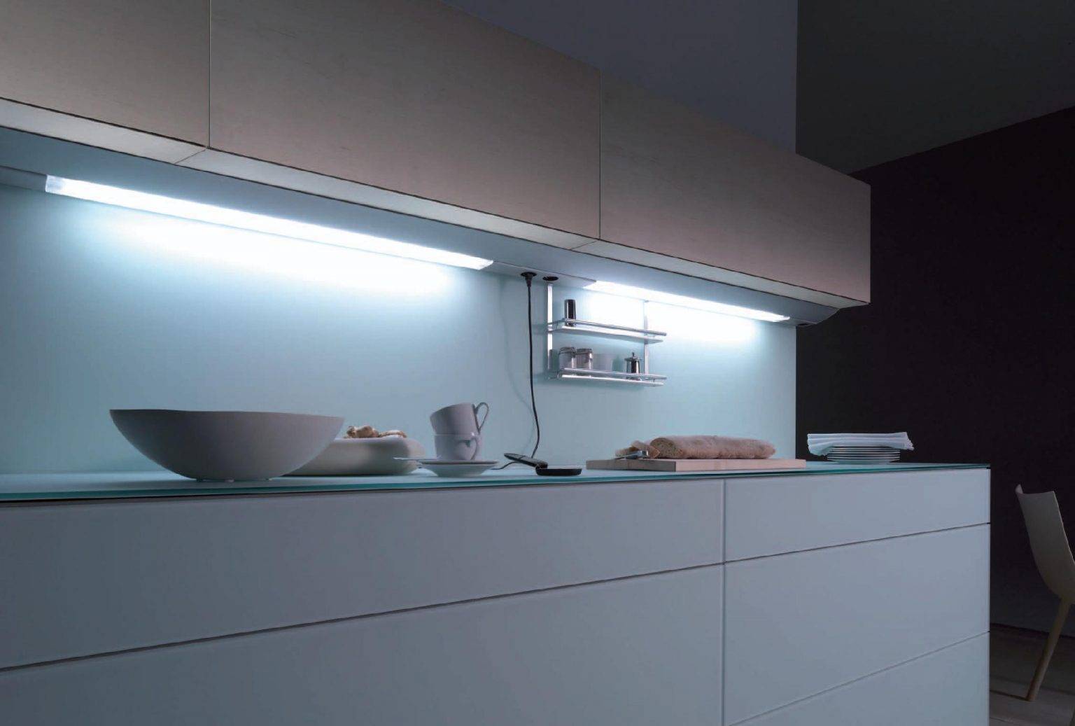 Подсветка для кухни под шкафы: светильники, софиты, диодная лента