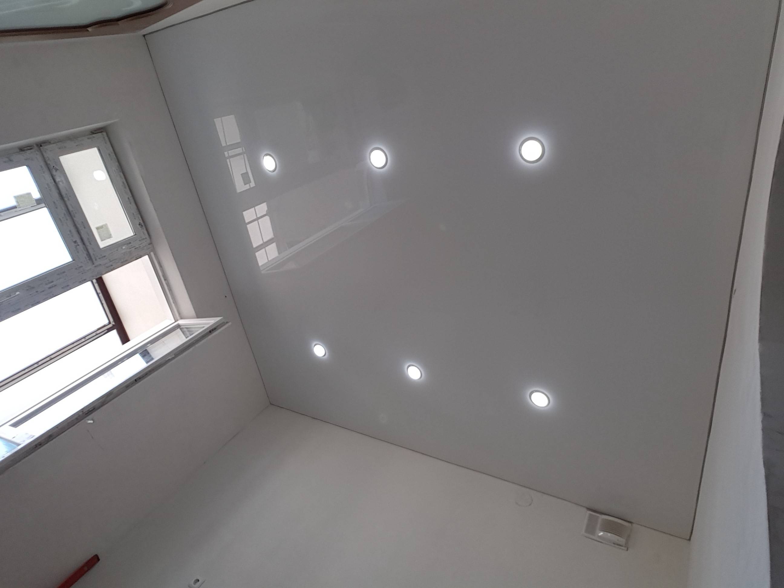 Установка квадратных светильников в натяжной потолок — 2 способа.