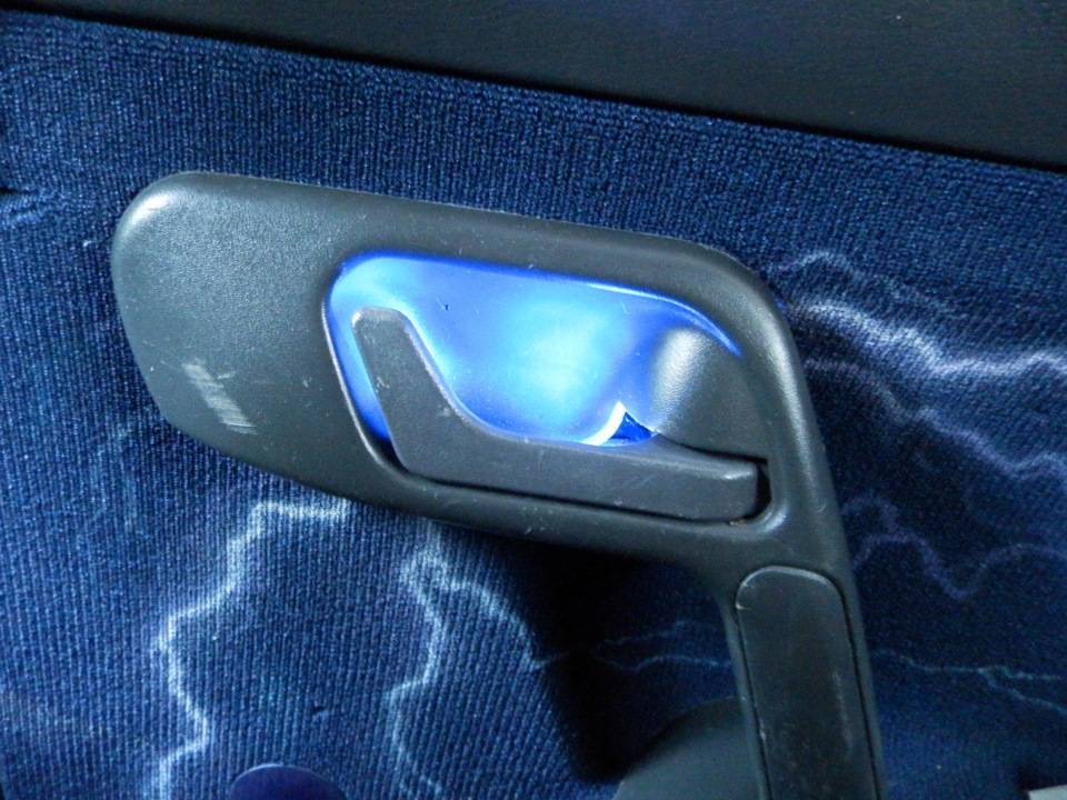 Как сделать подсветку в салонных ручках дверей автомобилей lada » лада.онлайн