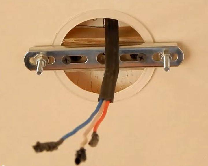 Монтаж люстры на натяжной потолок, как повесить люстру