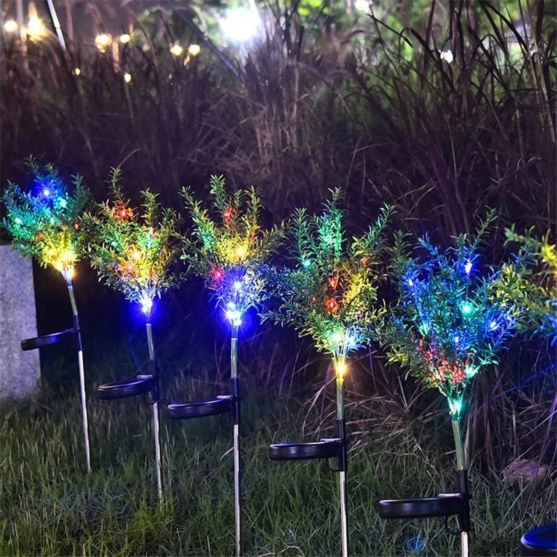 Ночной сад, украшенный солнечными светильниками. фото — ботаничка