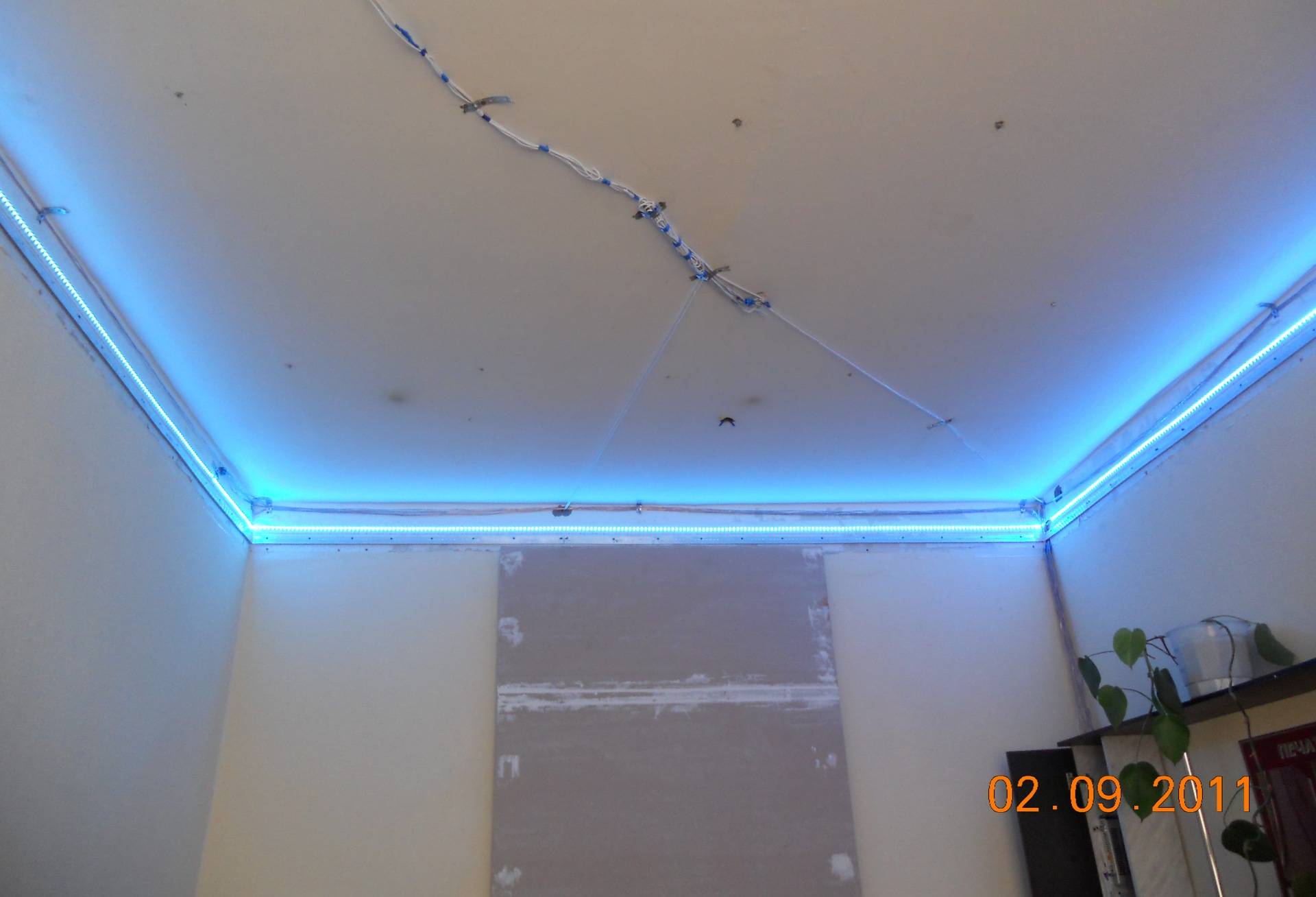 Потолочная подсветка светодиодными лентами: выбор ленты, монтаж, инструкции