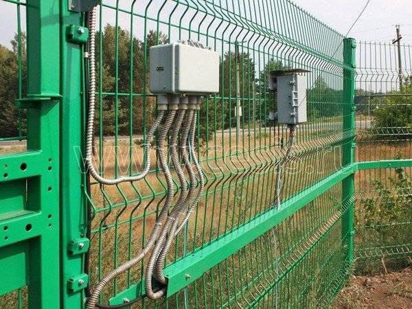 Прокладка кабеля по забору и металлоконструкциям