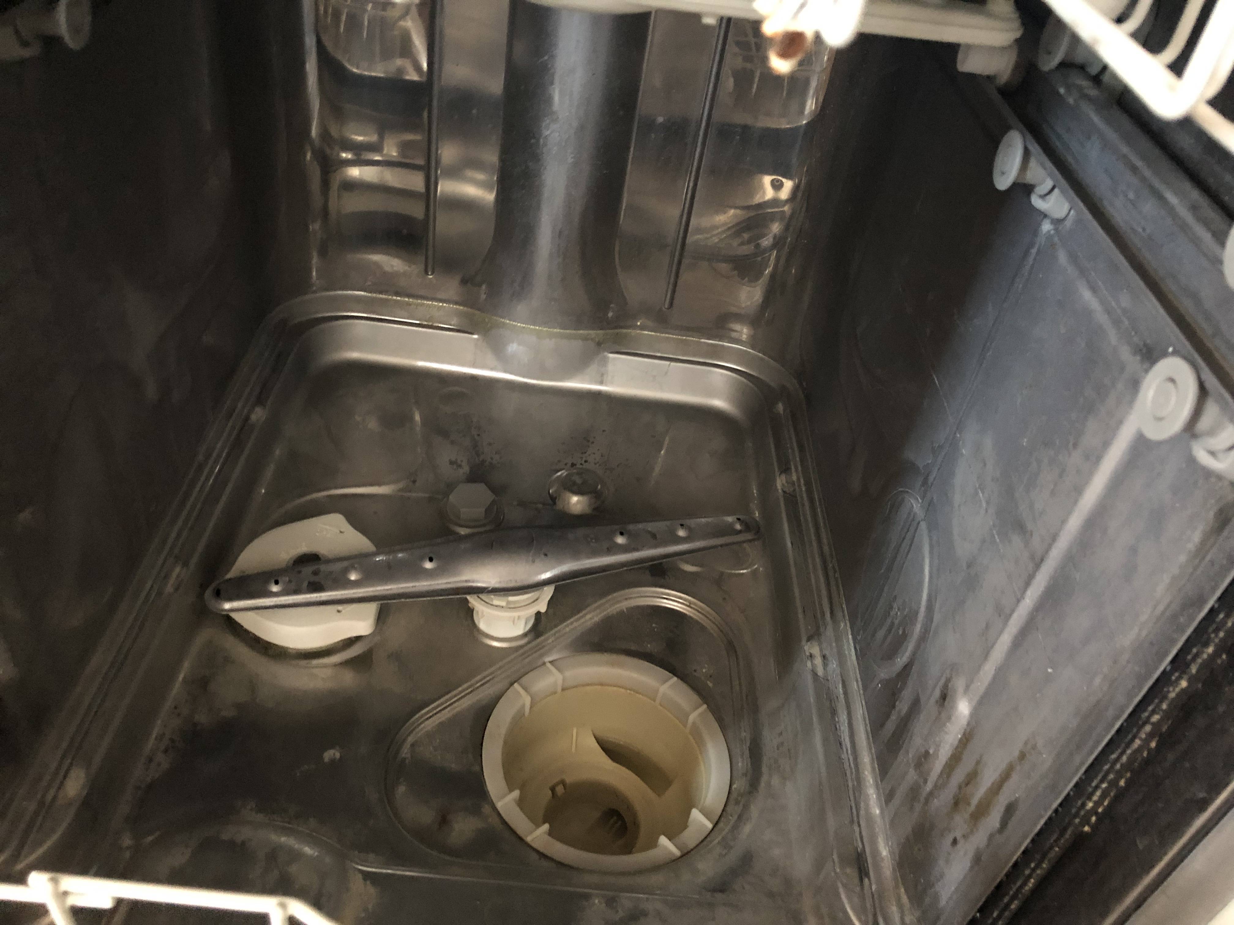 Почему налет на посуде после посудомоечной машины. Налет в посудомоечной машине. Белый налет в посудомоечной машине. Известковый налет в посудомоечной машине. Фильтр грубой очистки для посудомоечной машины.