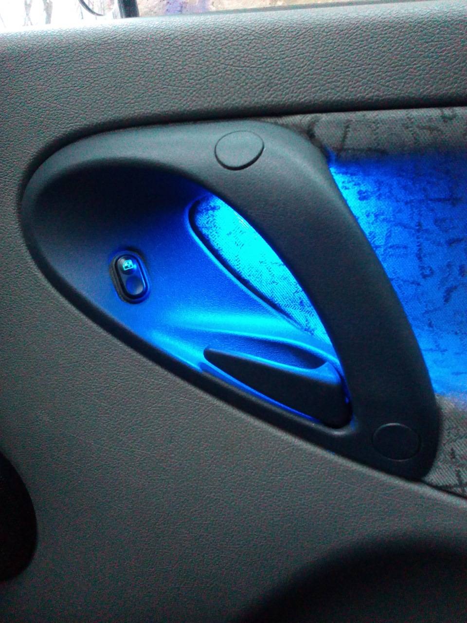 Как своими руками смонтировать подсветку дверей в автомобиле
