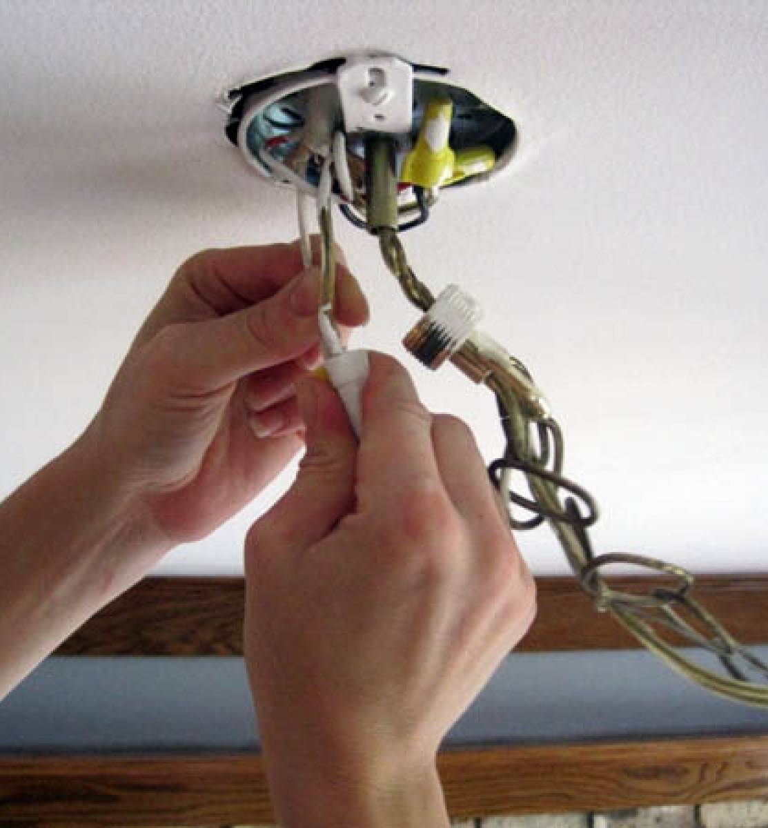 Как снять люстру с потолка своими руками: этапы выполнения и пошаговая инструкция демонтажа