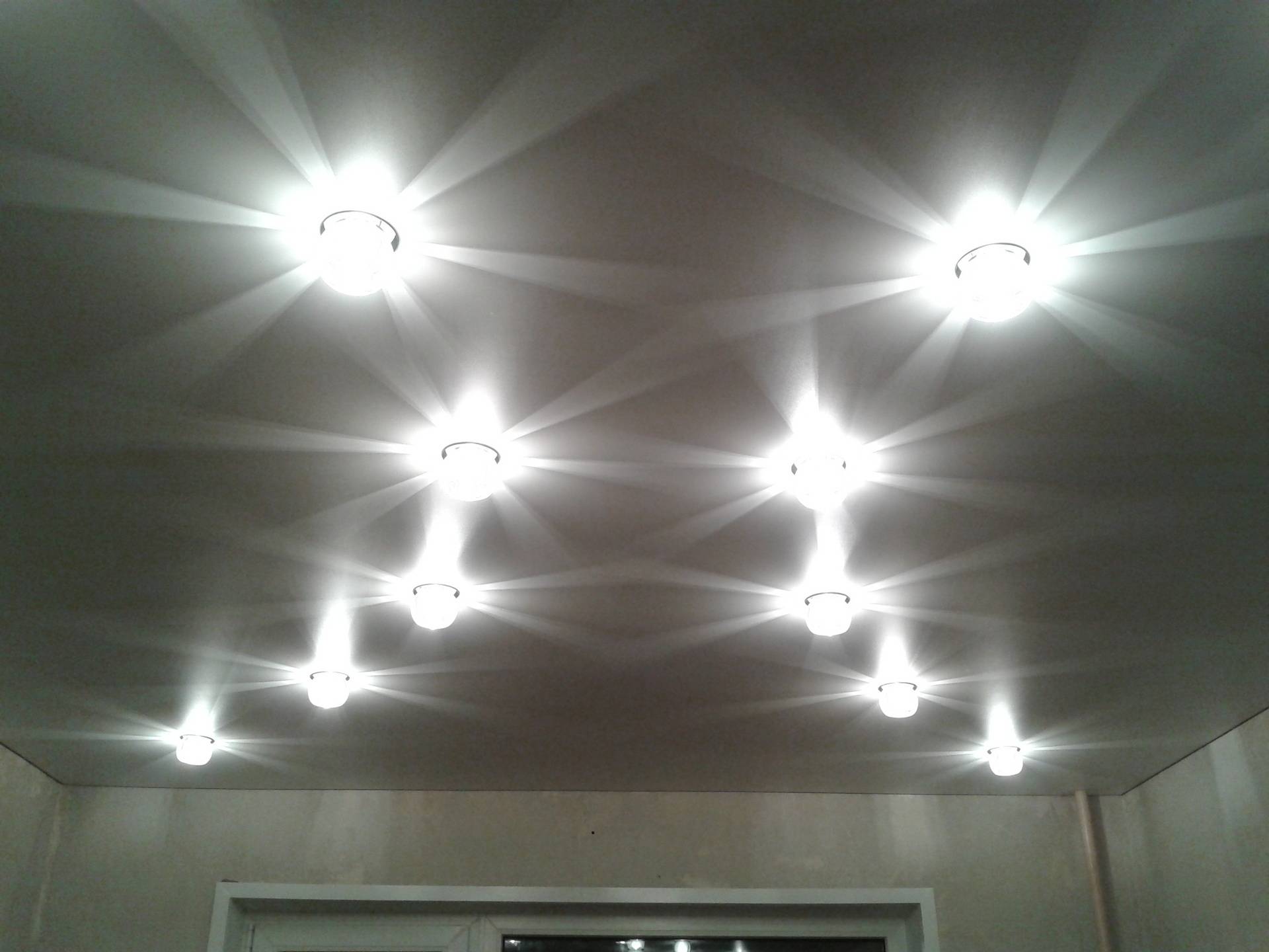 Потолочные софиты: светодиодный софит, лампа для потолка, лампочки для натяжных потолков в интерьере