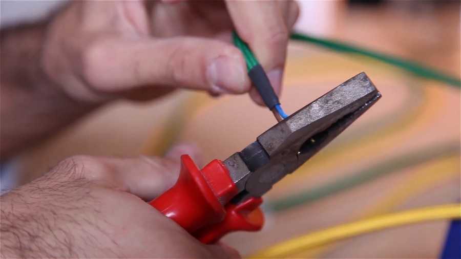 Как снять изоляцию с проводов кабеля инструментом