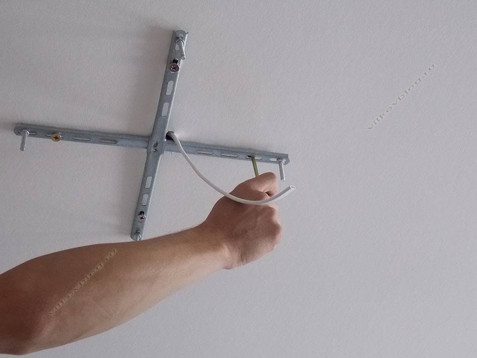 Крепим люстру на гипсокартонный потолок: тонкости монтажа