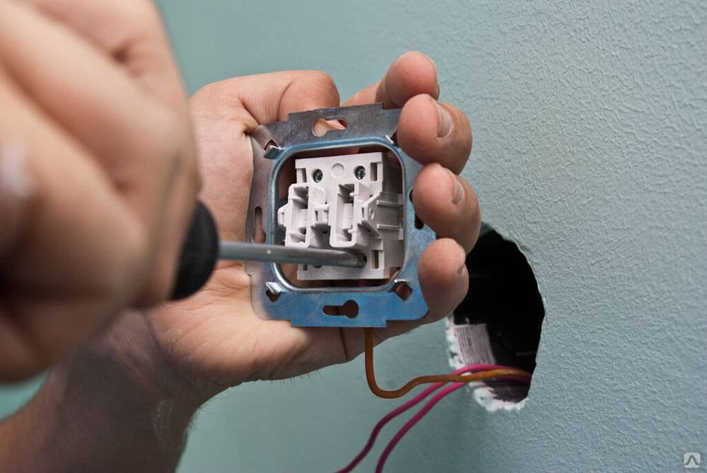 Как установить выключатель самостоятельно. пособие для домашнего электрика: монтаж розеток и выключателей