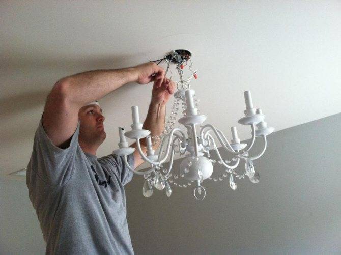 Как снять лампу с натяжного потолка?