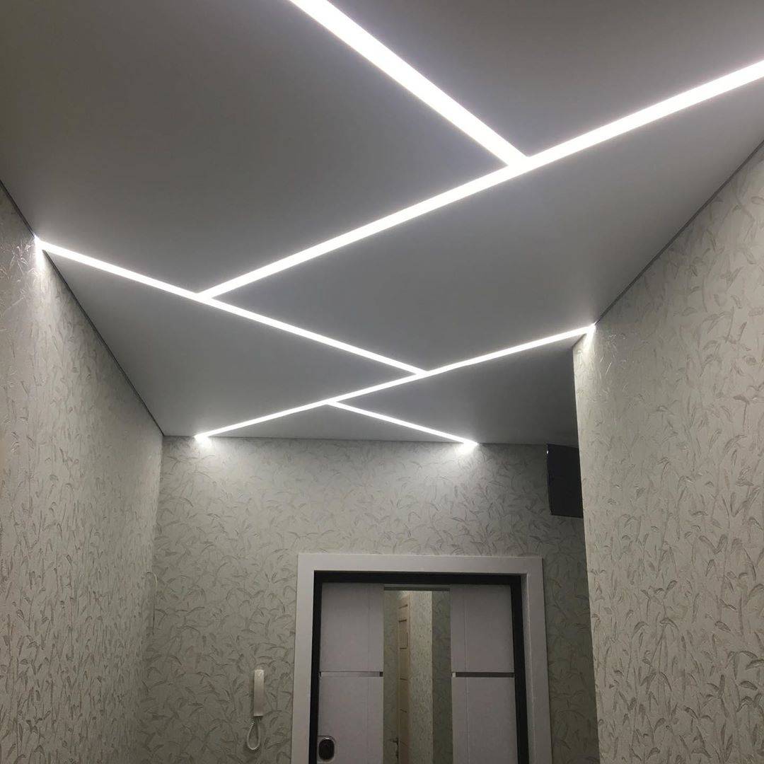 Конструкция, особенности и монтаж световых линий на натяжном потолке
