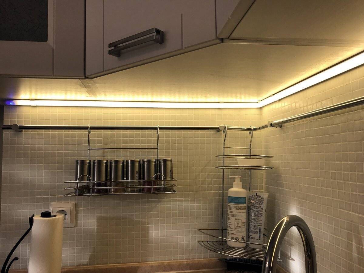 Подсветка для кухне: схема подключения своими руками, освещение рабочей зоны, световая планка для кухонного гарнитура светодиодной лентой