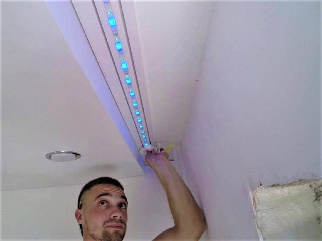 Светодиодная лента под натяжным потолком (33 фото): как сделать и установить подсветку на натяжном потолке, варианты монтажа диодной ленты – ремонт своими руками на m-stone.ru