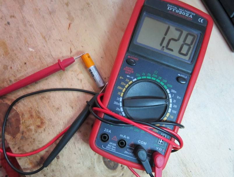 Как измерить ток батарейки мультиметром