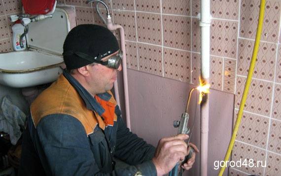 Перенос газовой трубы в квартире и частном доме на кухне
