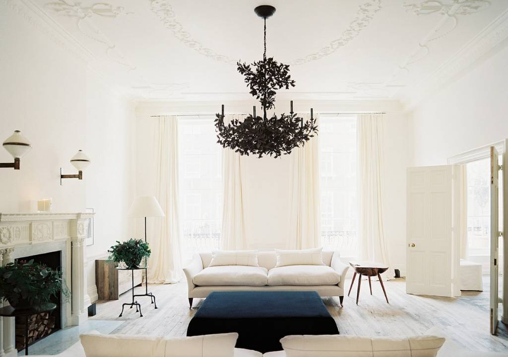 Люстры классика для гостиной и спальни: современные потолочные и подвесные модели в интерьере
