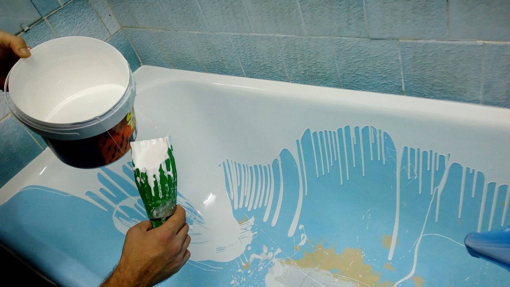 Чем можно покрыть ванную комнату. Покраска ванны акрилом. Краска для ванны чугунной. Акрил для ванной. Наливная ванна.