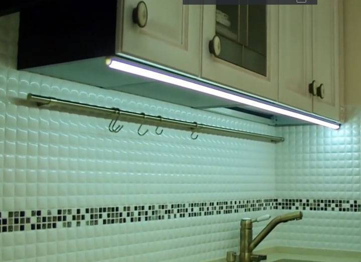Подсветка для кухни под шкафы: светодиодная, сенсорная, на батарейках