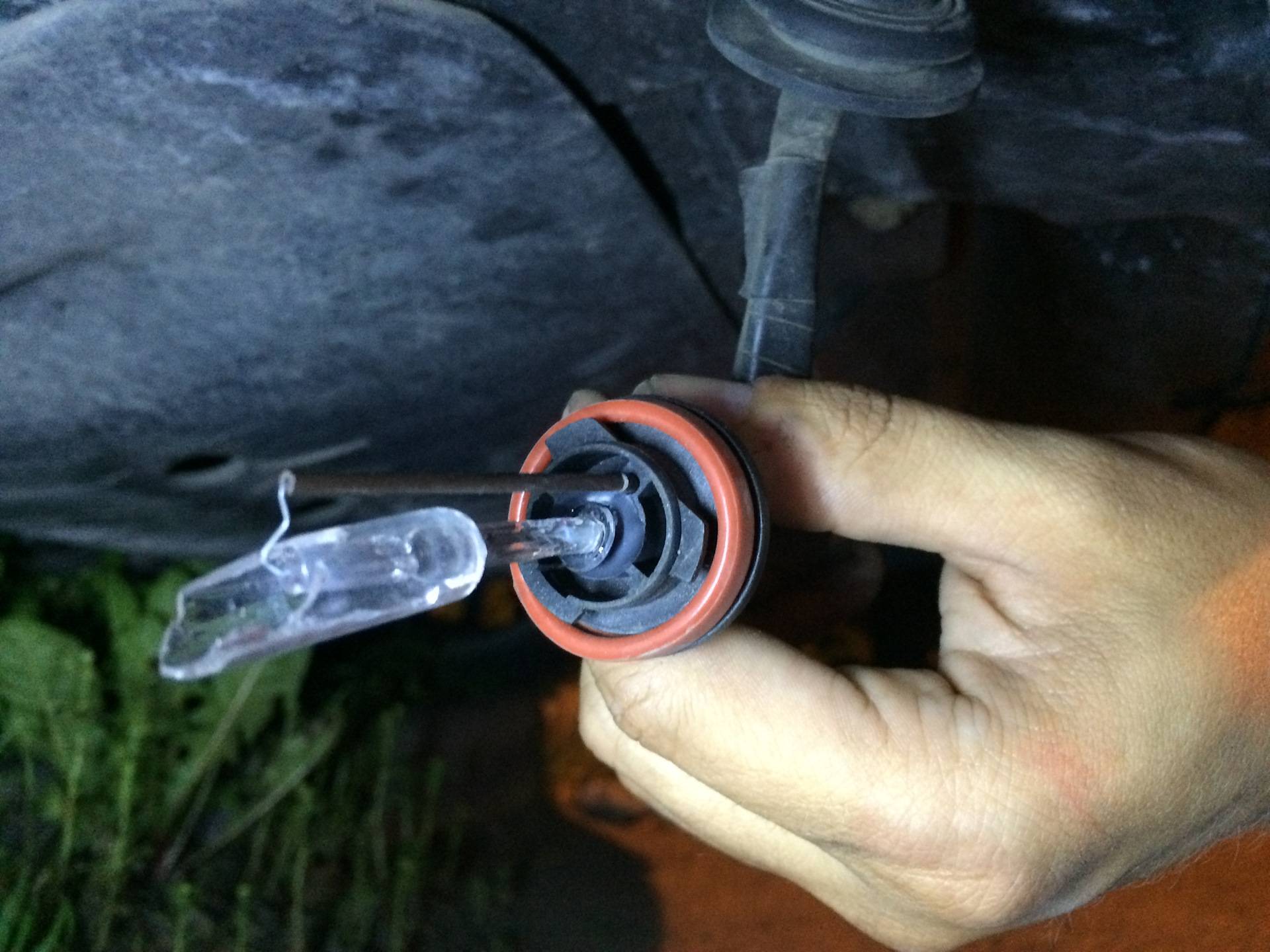 Как поменять лампочки в противотуманках ford focus 2 до рестайлинга и после?