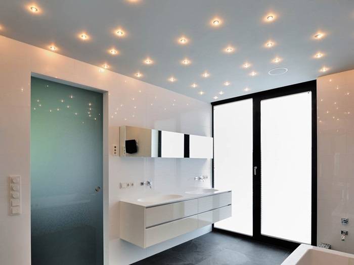 Какие светильники лучше для натяжного потолка в ванной?