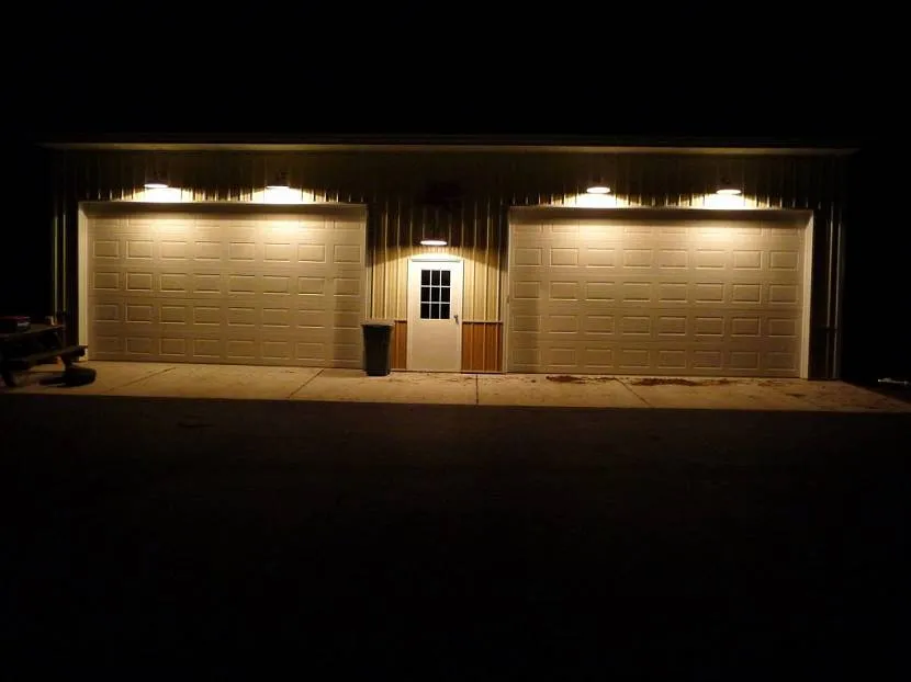 Прожектор в гараж. Подсветка гаража. Освещение в гараже. Подсветка фасада гаража. Уличное освещение гаража.