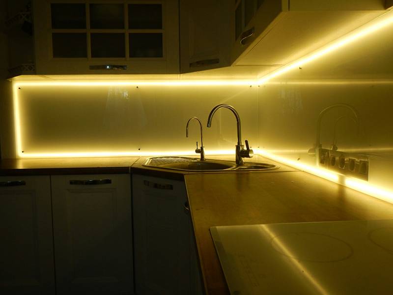 Подсветка рабочей зоны на кухне (освещение столешницы)