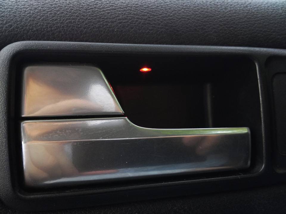 Как сделать подсветку дверей в автомобиле