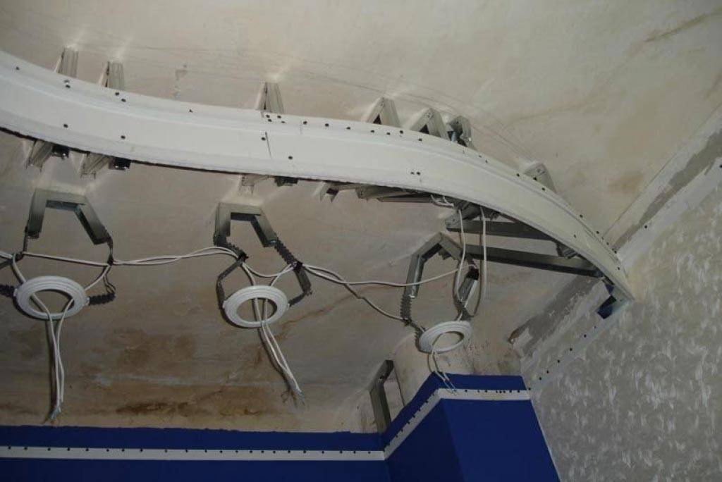 Установка светильников в натяжной потолок: правила монтажа