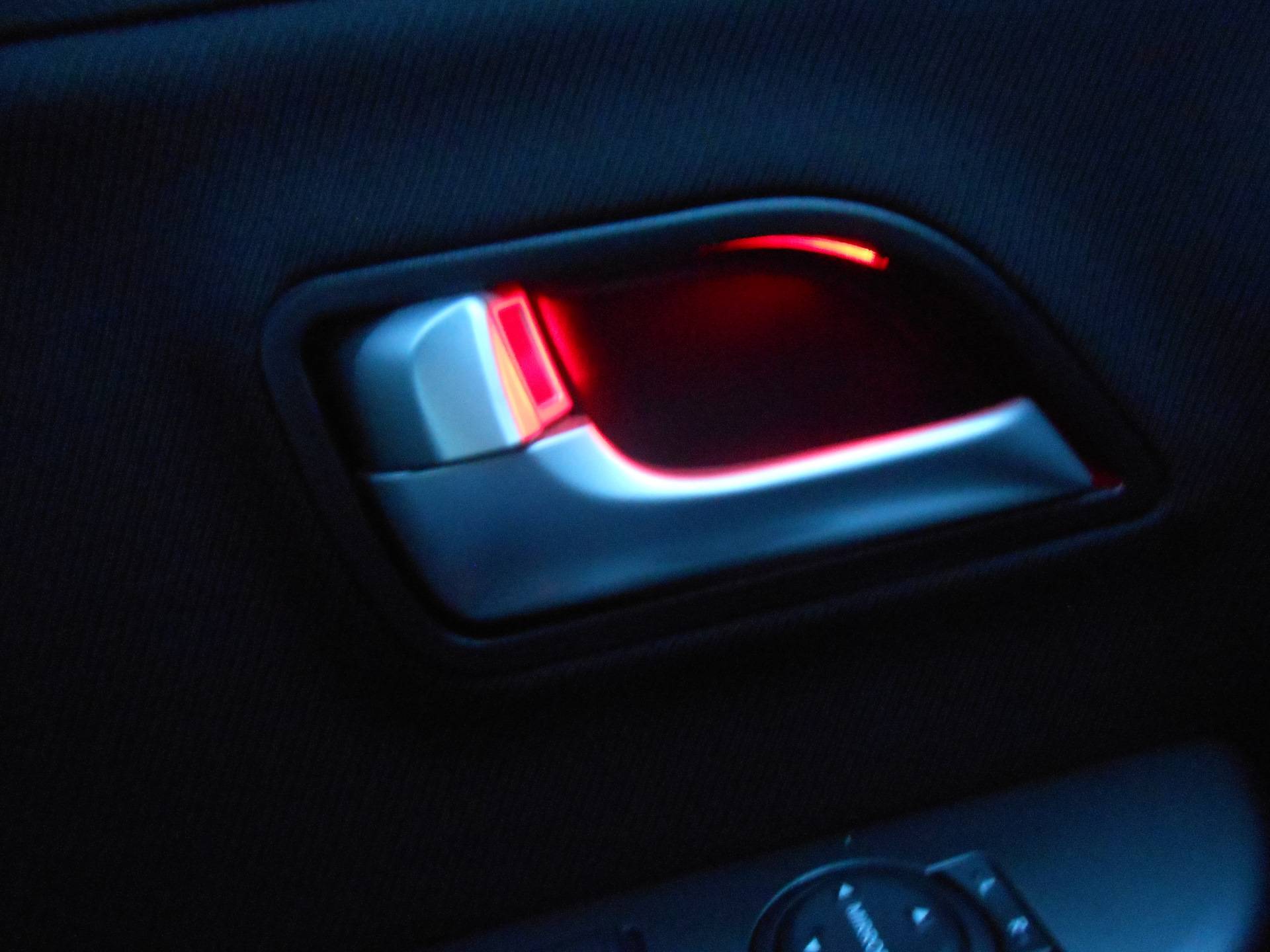 Как сделать подсветку в ноги в машине
