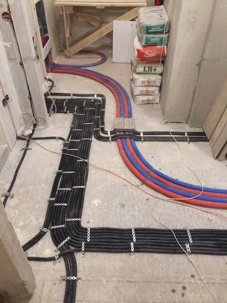 Электрика по полу или потолку - 3 причины за и против. что дешевле и дороже. правила монтажа кабеля по полу.
