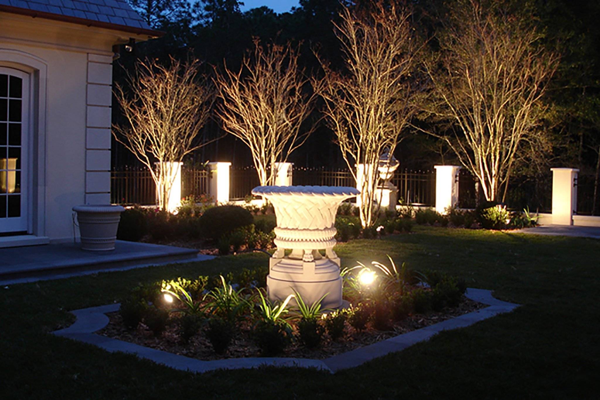 Декоративное освещение сада. Декоративная подсветка сада. Ландшафтное освещение светильники. Подсветка уличная светильники