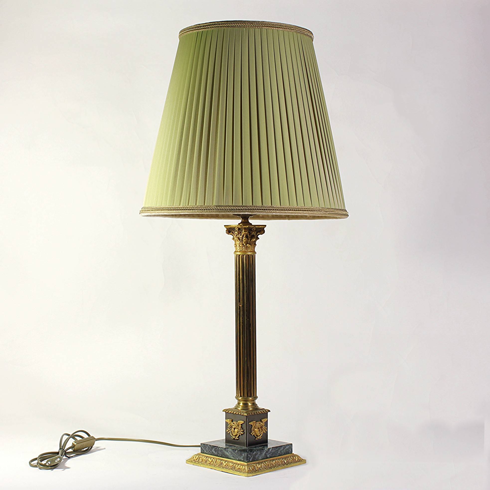 Как выбрать классическую настольную лампу от итальянских брендов