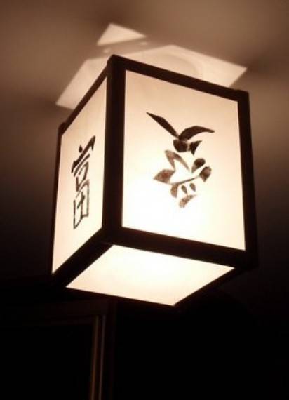 Что собой представляют потолочные светильники в японском стиле?