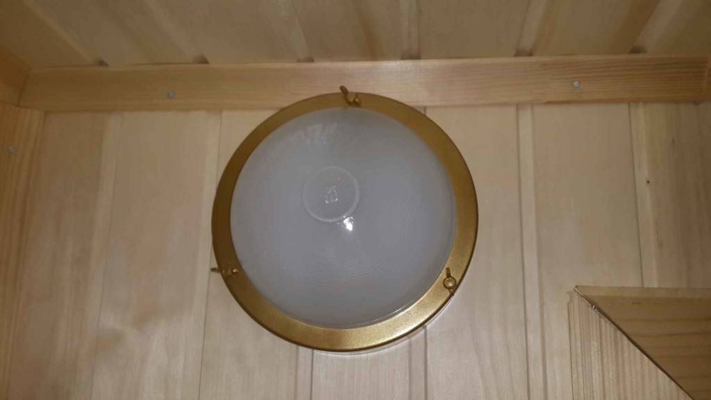 Как выбрать влагозащищенные светильники для бани: виды, требования, место установки
