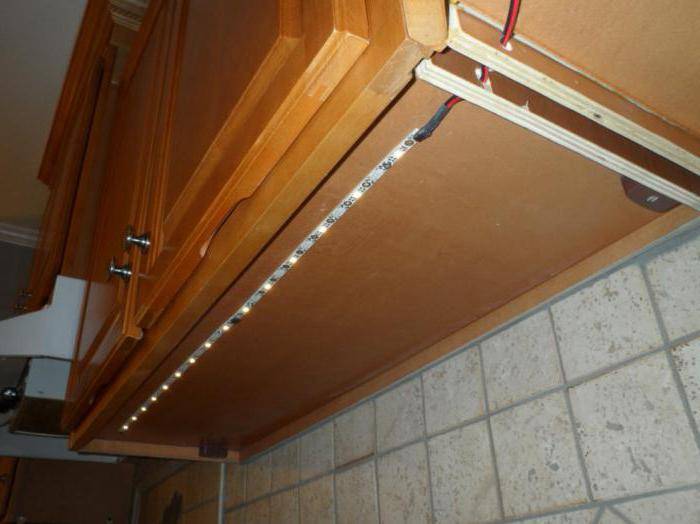 Выбор и монтаж подсветки под шкафы на кухне