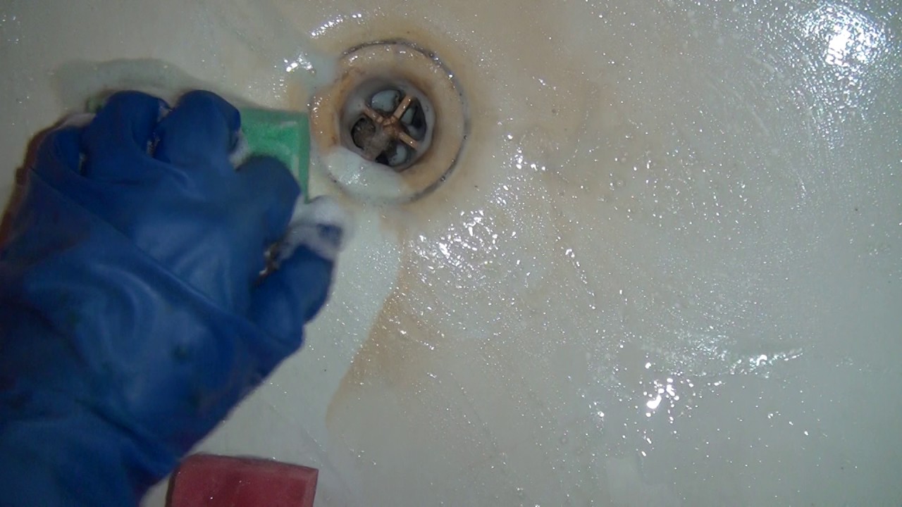 Почистить ванну содой. Сливное отверстие в ванной. Мыльный налет в ванной.