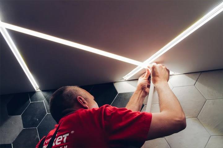 Натяжные светящиеся потолки: разновидности и монтаж конструкций