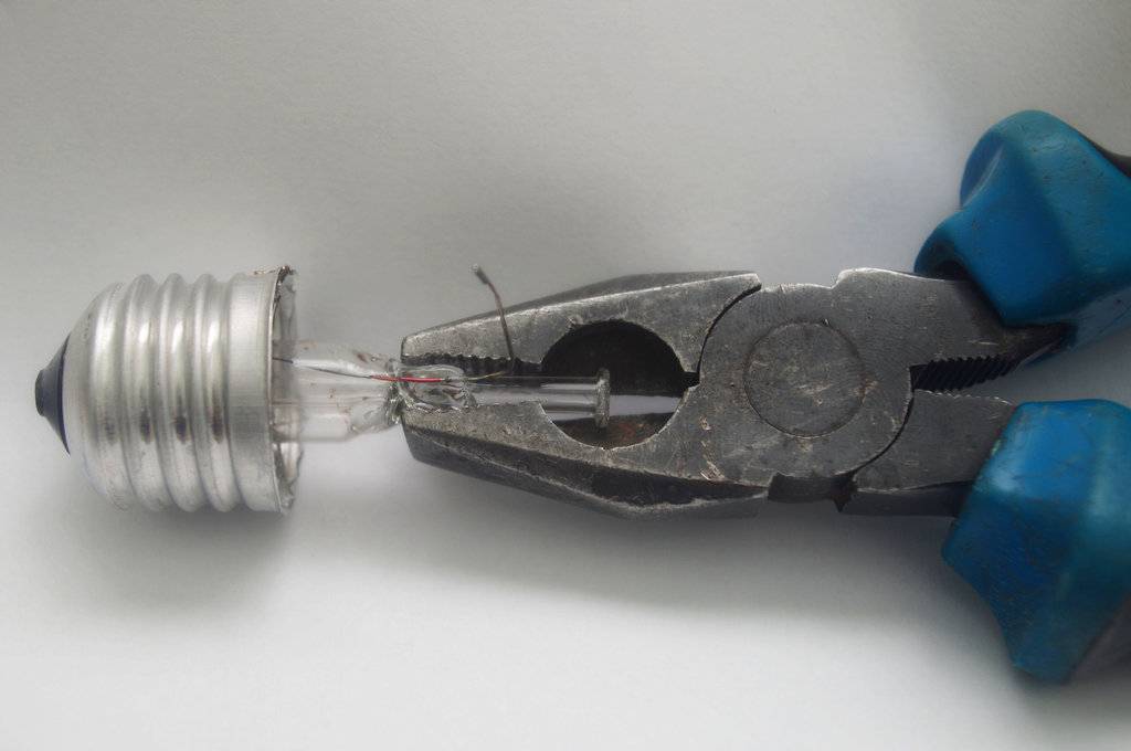 5 простых способов выкрутить лопнувшую лампочку из патрона