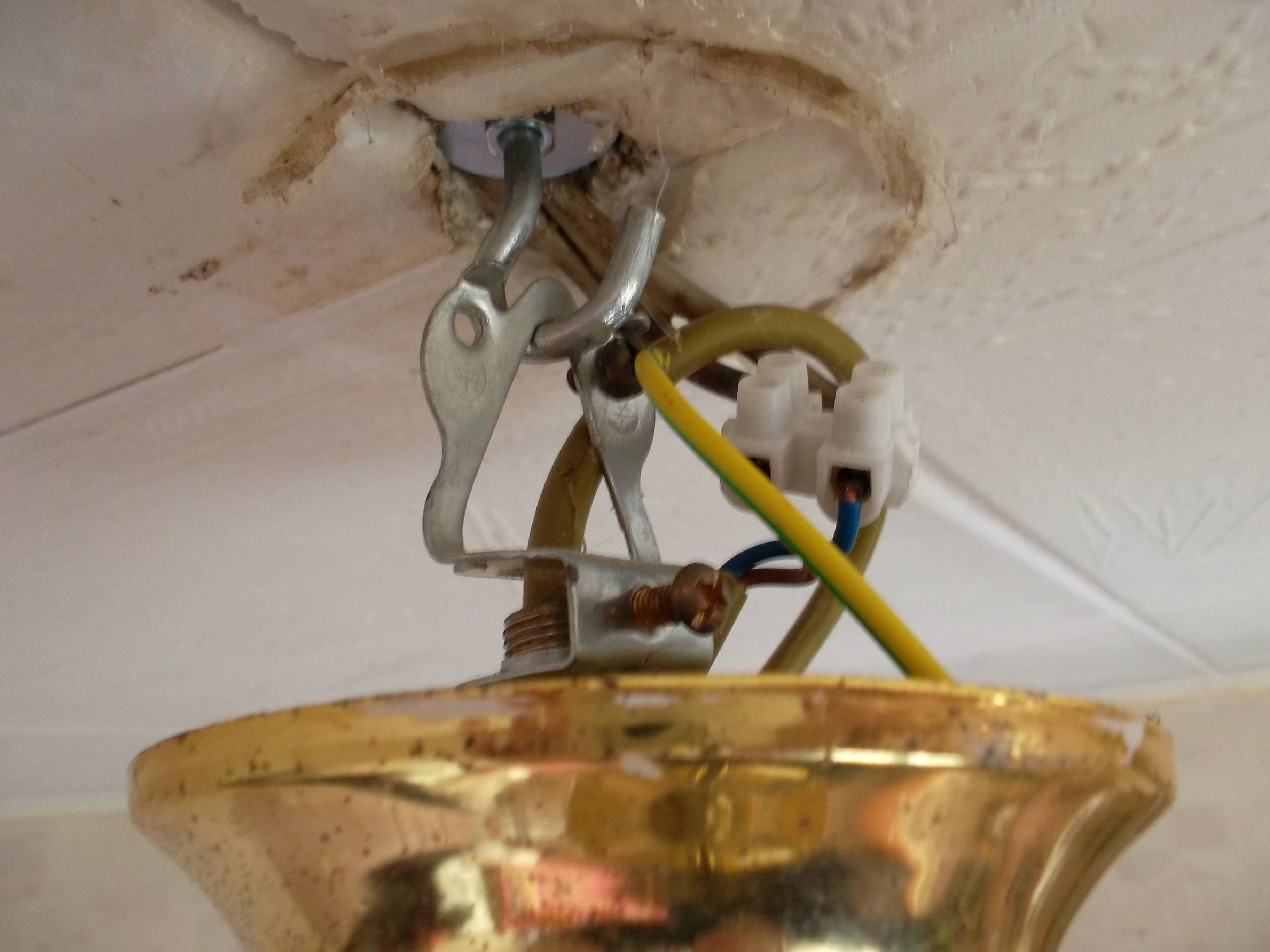 Как снять люстру (поменять): с натяжного или подвесного потолка