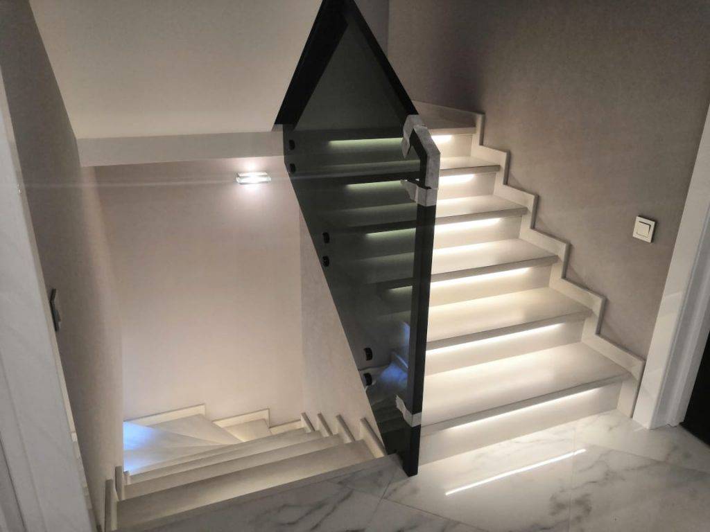 Освещение лестницы на второй этаж в частном доме: правила выбора, способы и варианты