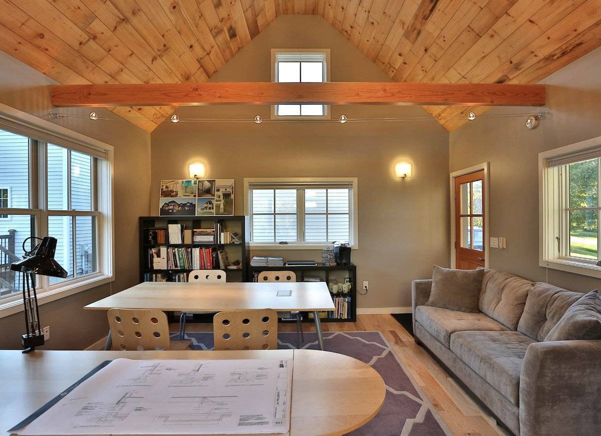 Потолок в деревянном доме: 115 фото красивых способов отделки потолка. советы, чем покрыть, из чего делать, как увеличить высоту?