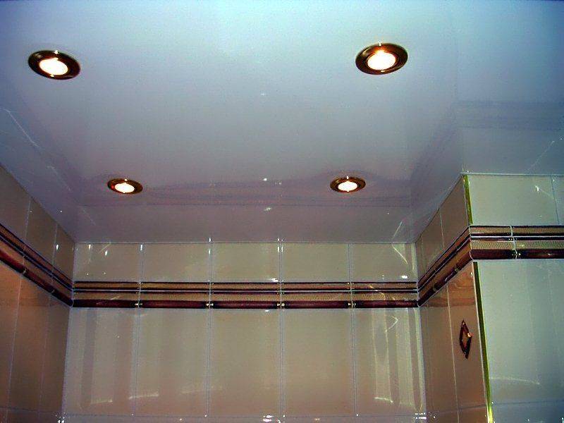 Какие выбрать светильники в ванную комнату на потолок