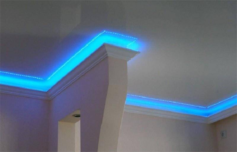 Как при помощи потолочного плинтуса с подсветкой оформить потолок